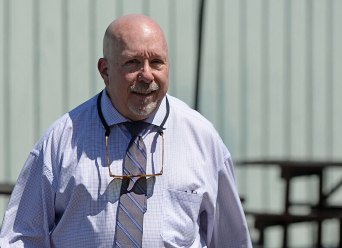 jefe del distrito escolar de marin arrestado en investigacion de abuso infantil