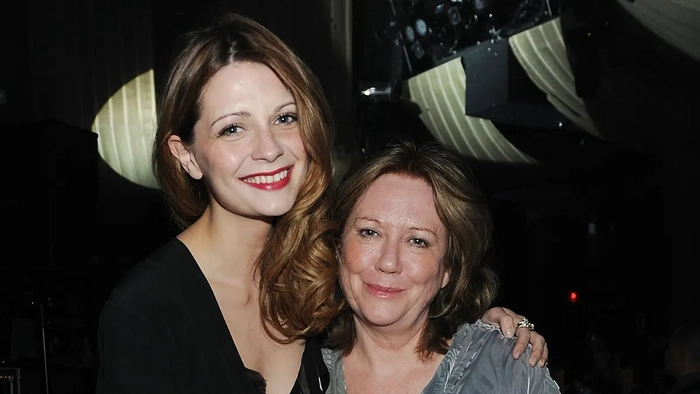 Hayden Panettiere y las estrellas infantiles cuyas relaciones con sus madres-agentes se complicaron Mischa Barton y su madre, Nuala Barton, posando juntas