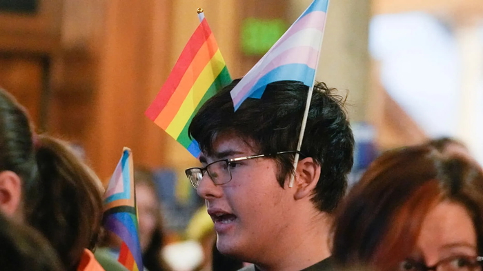 el fiscal general de missouri publica una normativa de emergencia y una linea telefonica para denunciar procedimientos transgenero en menores abuso infantil