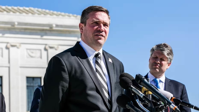 el fiscal general de missouri publica una normativa de emergencia y una linea telefonica para denunciar procedimientos transgenero en menores abuso infantil