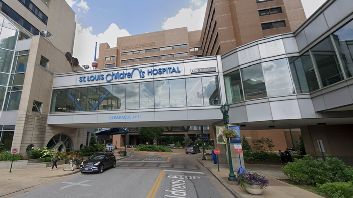 el fiscal general de missouri publica una normativa de emergencia y una linea telefonica para denunciar procedimientos transgenero en menores abuso infantil