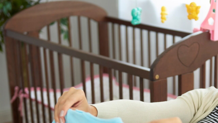 madre y novio detenidos por negligencia y maltrato infantil tras la muerte de un bebe de 11 meses