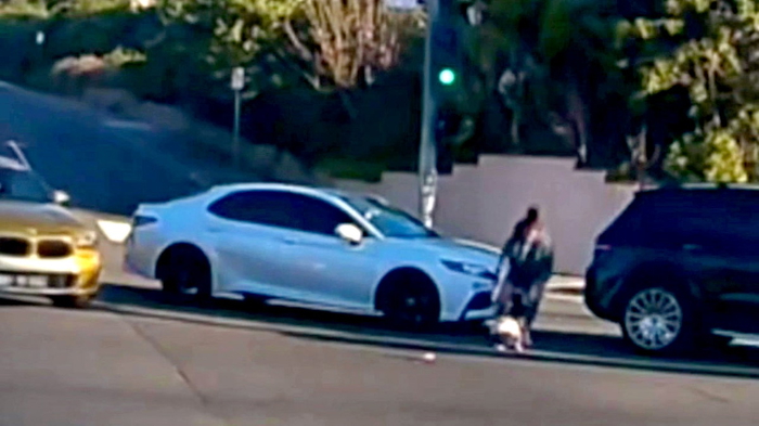 мать подбирает ребенка с дороги