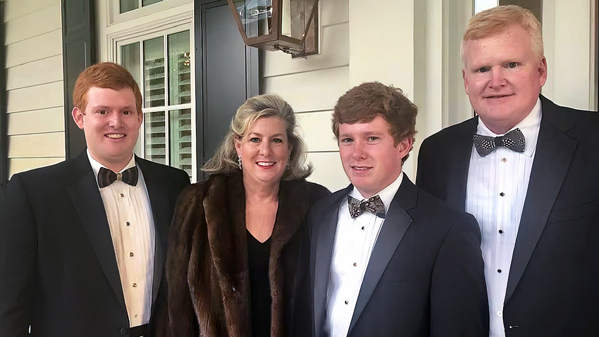 La familia Murdaugh posa con atuendo formal