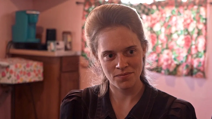 Наоми Номз стоит в сцене из фильма "Доверься мне, лжепророк", 1 сезон