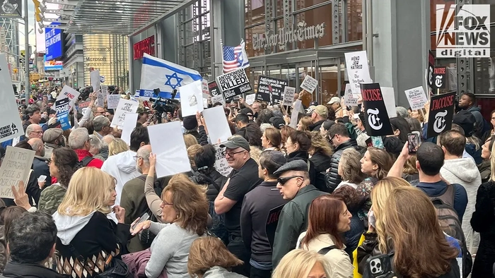 Протестующие требуют, чтобы New York Times отозвала противоречивую статью об "изнасиловании собакой" и уволила Николаса Кристофа New York Times Протест
