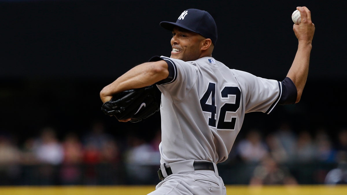 Mariano Rivera y su esposa, acusados de encubrir abusos sexuales a menores en su propia casa e iglesia El pitcher cerrador de los Yankees de Nueva York, Mariano Rivera, lanza en la novena entrada de un partido de béisbol contra los Marineros de Seattle, el domingo 9 de junio de 2013, en Seattle. Rivera se ganó el salvamento y los Yankees derrotaron 2-1 a los Marineros. (AP Photo/Ted S. Warren)