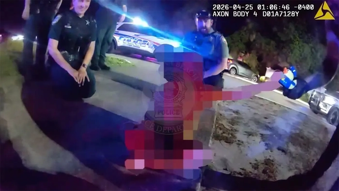 Agentes consuelan a un niño mientras Cory Acree es puesto bajo custodia en Daytona Beach