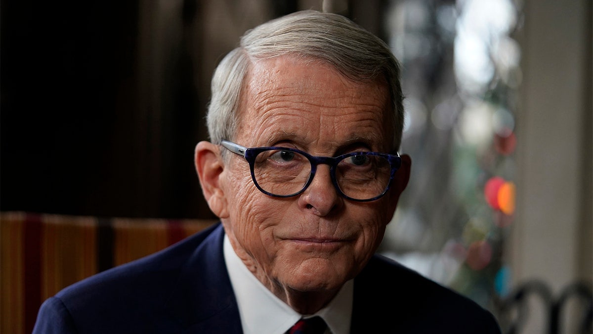 El gobernador de Ohio, Mike DeWine, habla con la AP