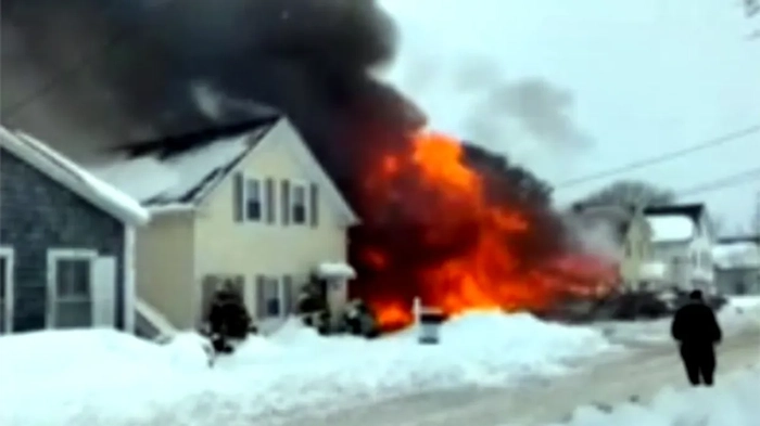 Огненный взрыв разрушает дом в Массачусетсе, ранит мать и 2-летнего ребенка оранжевое пламя, извергающееся из дома
