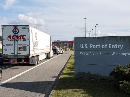 Ребенок воссоединился с мамой после того, как отец-трансгендер и его партнер предположительно похитили его за границу на фоне опасений по поводу гендерной хирургии: федералы