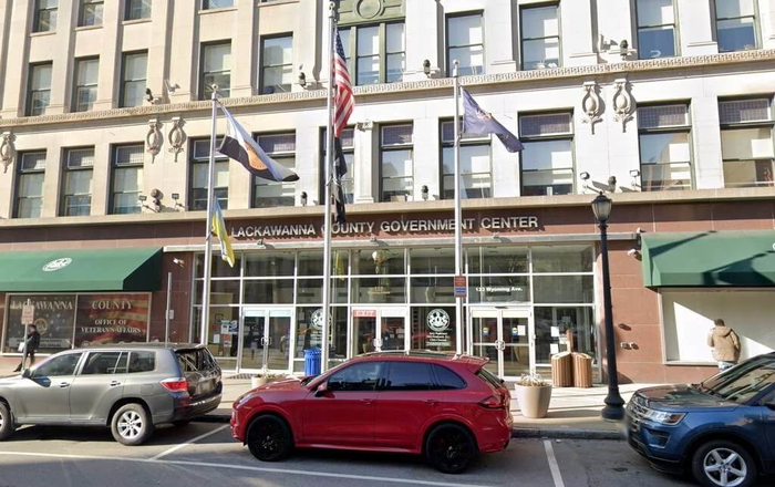 los asistentes sociales de pensilvania se enfrentan a cargos de delito grave por ignorar anos de abusos a menores