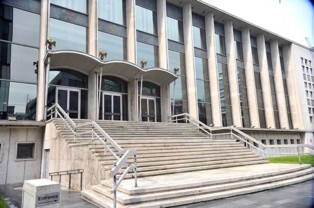 pervertido atrapado con imagenes de abuso infantil en el telefono mientras cumplia sentencia por acto sexual en publico