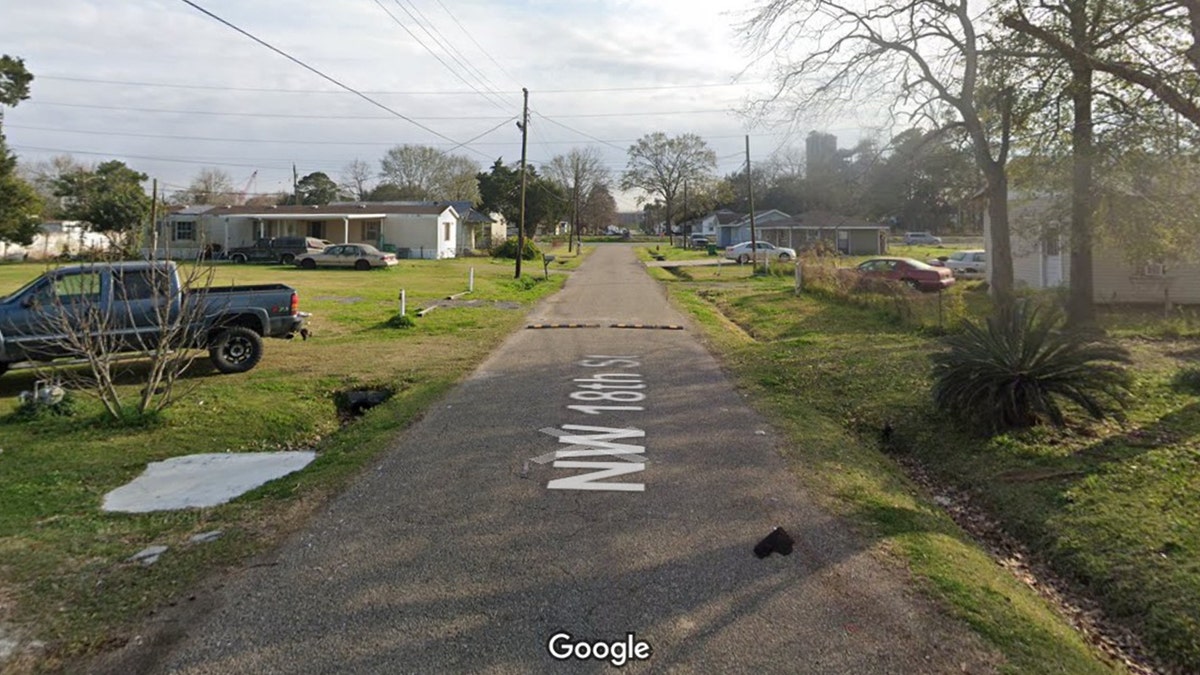 En la foto se ve la calle donde Angel Talor y Chevy Lafountain criaron, y supuestamente descuidaron gravemente, a sus hijos