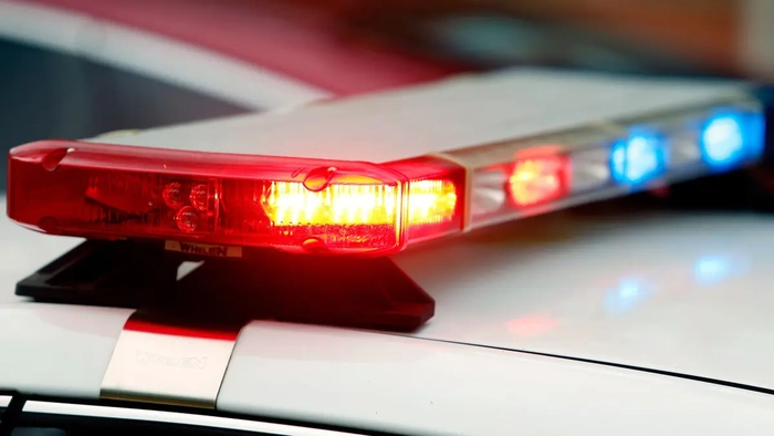 Мигающие фары полицейской машины ночью