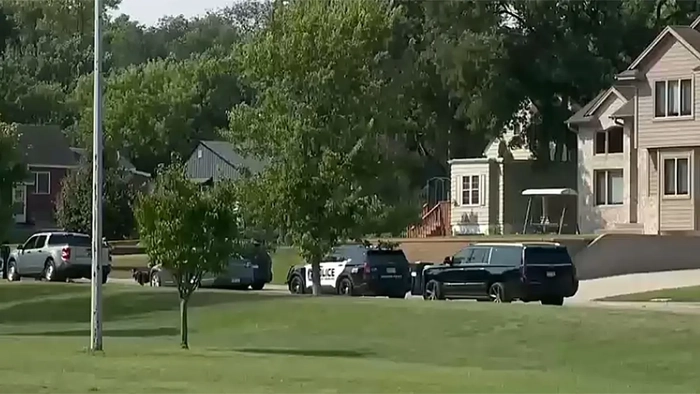 Tres fallecidos, entre ellos un niño, en un «homicidio de carácter doméstico» ocurrido en una guardería de la zona de Minneapolis, según la policía Coches de policía en Hopkins, Minnesota