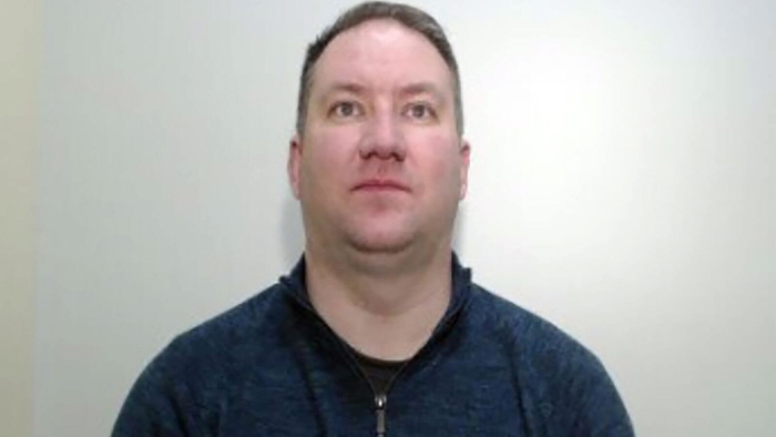 agente de policia encarcelado tras tratar de organizar el abuso de un nino