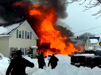 Огненный взрыв разрушает дом в Массачусетсе, ранит мать и 2-летнего ребенка