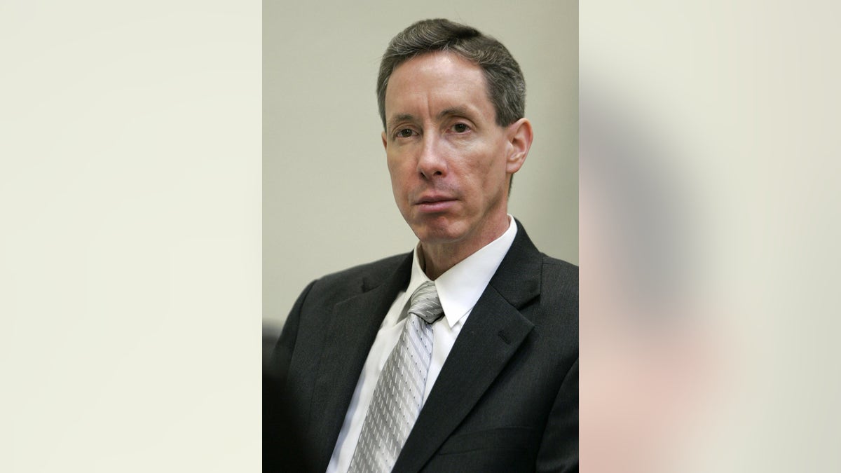 Un primer plano de Warren Jeffs con traje y corbata.
