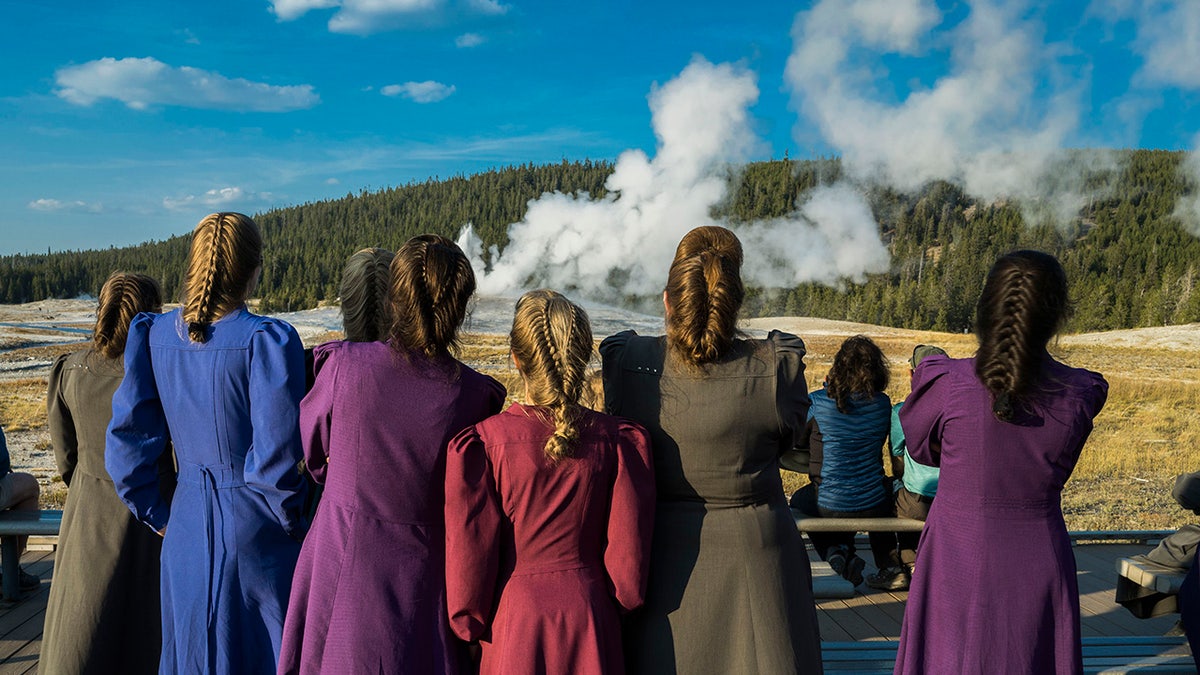 Miembros de la FLDS de espaldas