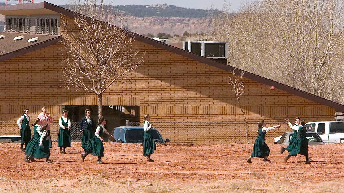 Varios jóvenes miembros de la FLDS jugando en un campo