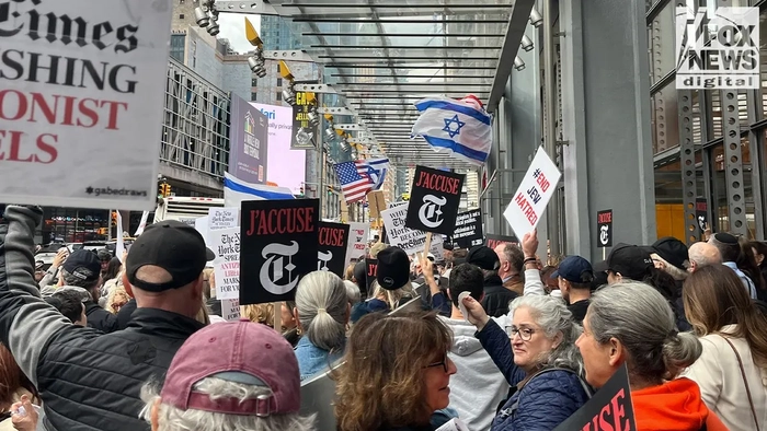 Протестующие требуют, чтобы New York Times отозвала противоречивую статью об "изнасиловании собакой" и уволила Николаса Кристофа Протестующие у здания New York Times