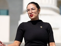 AOC уклоняется от вопросов по поводу обвинений в злоупотреблениях, заявлений о нацистских татуировках, раскачивающих кампанию Платнера