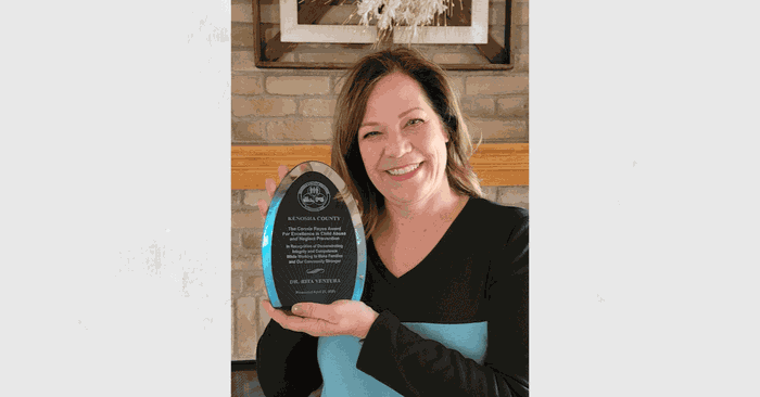 rita ventura recibe el premio connie reyes 2021 a la excelencia en la prevencion del abuso y la negligencia infantil