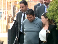 Ребенок среди 4 погибших, так как обвиняемый поджигатель предположительно пил пиво во время хаоса