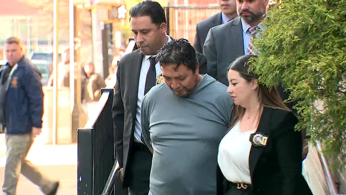 Ребенок среди 4 погибших, так как обвиняемый поджигатель предположительно пил пиво во время хаоса Роман Аматитла