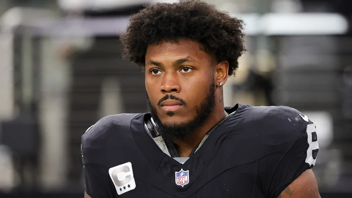 Green Bay Packers Pro Bowl RB Josh Jacobs arrestado por múltiples cargos de abuso doméstico El corredor Josh Jacobs, de los Raiders de Las Vegas, de pie durante el himno nacional en el estadio Allegiant