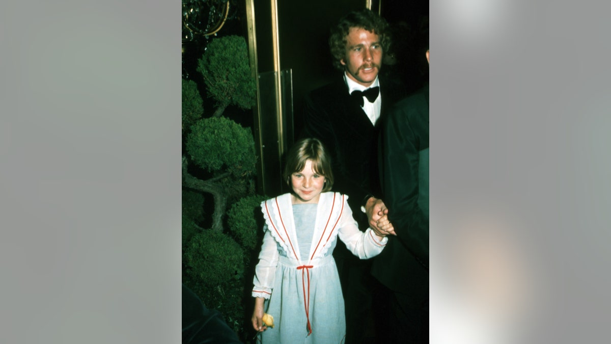 Ryan O'Neal caminando con el joven Tatum O'Neal