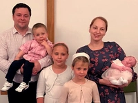 Отец-христианин говорит, что Швеция "похитила" его детей, заклеймив семью "религиозными экстремистами