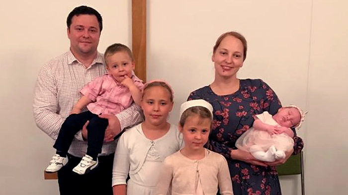 Отец-христианин говорит, что Швеция "похитила" его детей, заклеймив семью "религиозными экстремистами Семья Самсонов в церкви