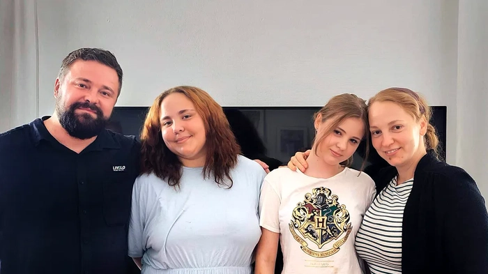 Семья Самсонов сидит и обнимается