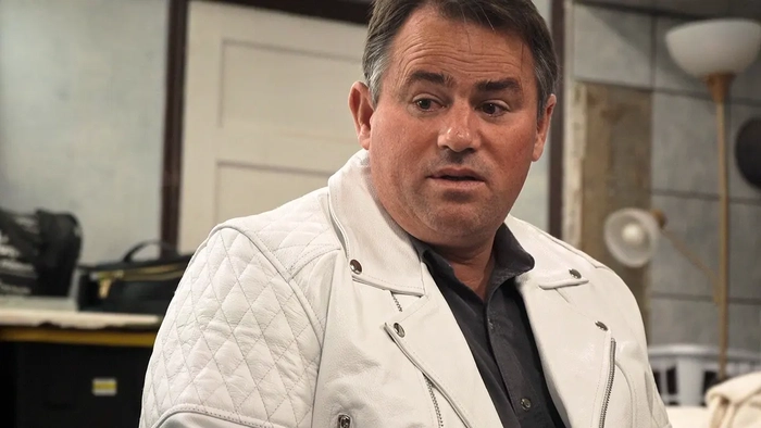 Сэмюэл Бейтман стоит в сцене из фильма "Верь мне: Ложный пророк", 1 сезон