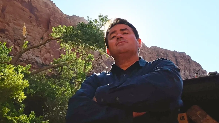 Сэмюэл Бейтман стоит в сцене из фильма "Верь мне: Ложный пророк", 1 сезон