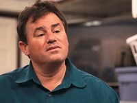 Самопровозглашенный "пророк" с несовершеннолетними "женами" разоблачен после того, как пара, которой он доверял, помогла раскрыть преступную группировку