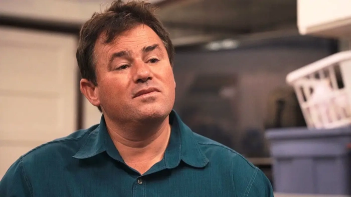 Сэмюэл Бейтман в голубой рубашке в сцене из фильма