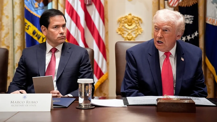 Государственный департамент изымает дополнительные паспорта у родителей, задолжавших по алиментам Государственный секретарь Марко Рубио и президент Дональд Трамп