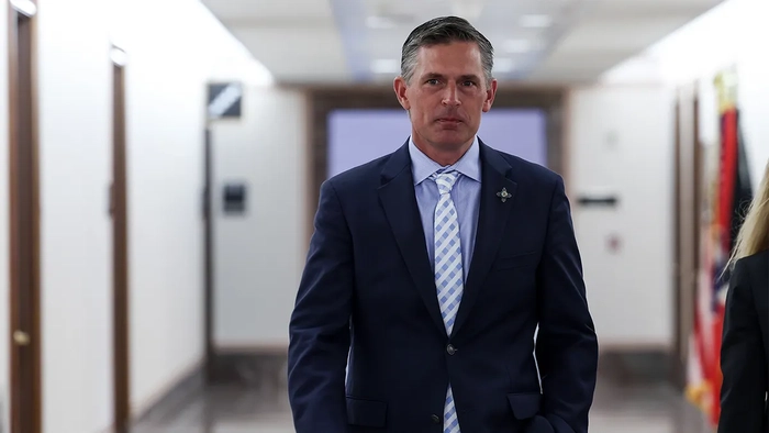 El senador Martin Heinrich entrando en el Dirksen Senate Office Building en Washington, D.C.