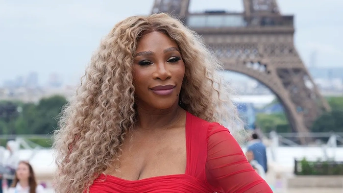 Serena Williams paseando por la alfombra roja junto al río Sena en París