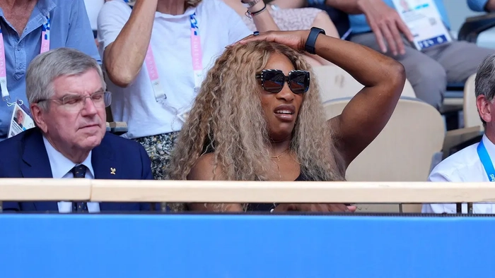Serena Williams viendo el partido por la medalla de oro en individual masculino con el presidente del COI, Thomas Bach, en el Stade Roland Garros