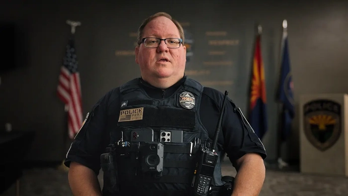 Сержант Дэвид Уилкинсон стоит в сцене из фильма "Верь мне: Ложный пророк", 1 сезон