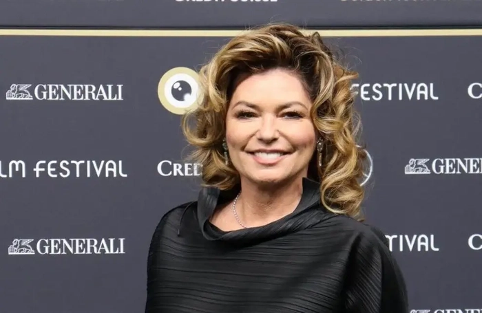 shania twain se aplastaba los pechos de adolescente para evitar los abusos sexuales de su padrastro