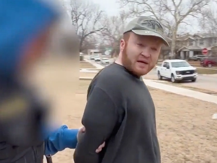 El hombre acusado de pintar graffiti contra el ICE en el Capitolio de Oklahoma es un delincuente sexual infantil registrado; se presentan cargos contra él