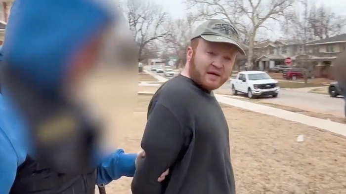 Человек, обвиняемый в нанесении анти-ICE граффити на Капитолий Оклахомы, является зарегистрированным детским сексуальным преступником; выдвинуты обвинения Шелби Лэнг Смит