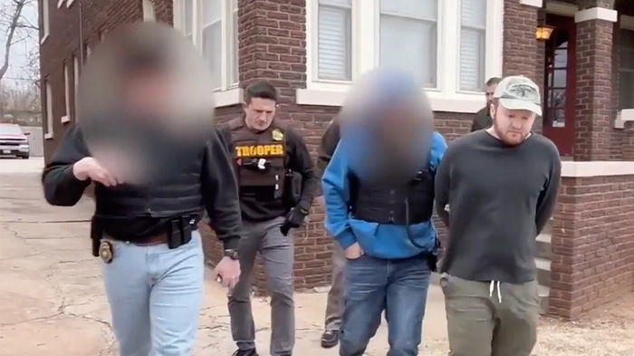 Человек, обвиняемый в нанесении анти-ICE граффити на Капитолий Оклахомы, является зарегистрированным детским сексуальным преступником; выдвинуты обвинения Арест Шелби Лэнг Смита