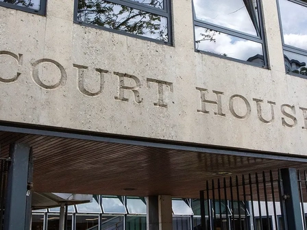 Una madre, sorprendentemente sin formación médica, dijo a la policía que abofeteó a su hija para eliminar una infección de oído