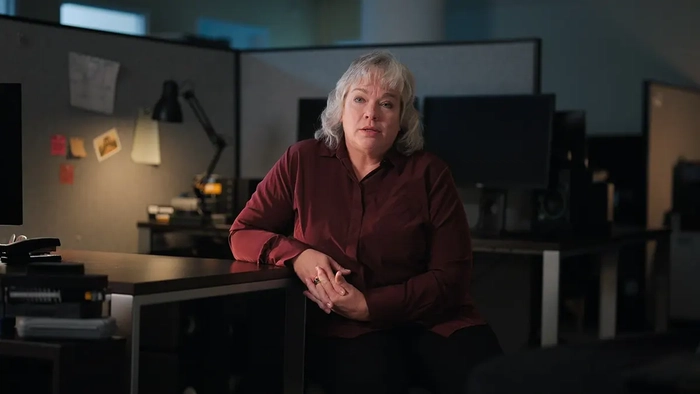 Специальный агент Доун Мартин стоит в сцене из фильма "Верь мне: Ложный пророк", 1 сезон